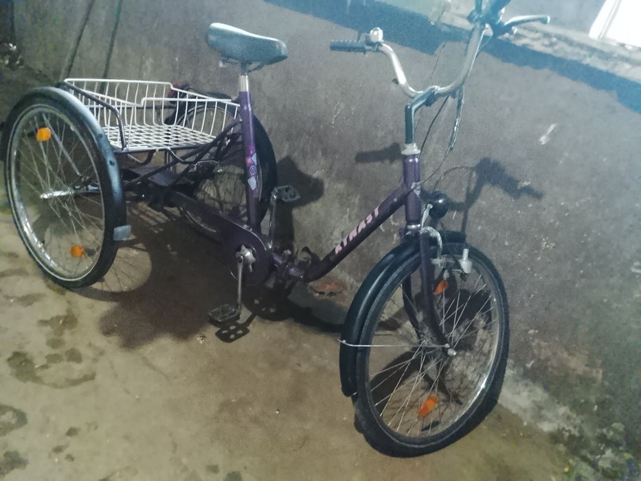 Triciclete Adulți 3 Viteze În Butuc Roți 24 Inci Far Halogen Stop Spate STARE EXCELENTĂ Cauciucuri Foarte Bune Coș Spate STARE Foarte Buna Clopoțel