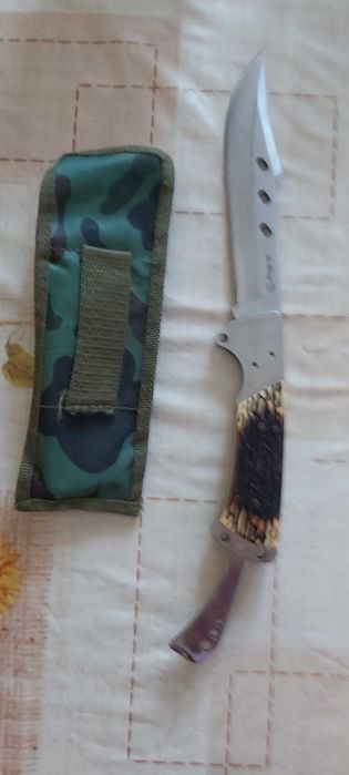 Продавам нож с калъф за колана