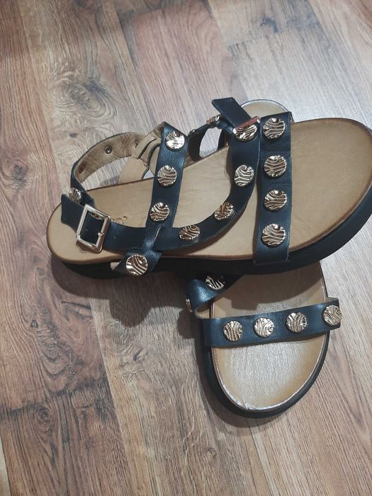 Sandale de piele  Inuovo, nr 35 și 37.