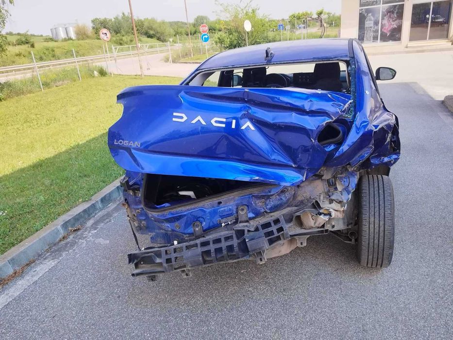 Продавам Дачиа Логан на части
