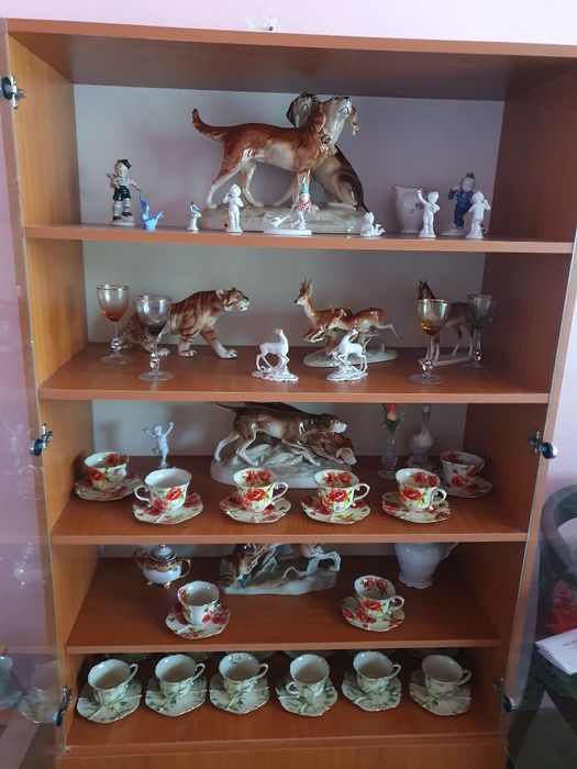 Vitrină cu bibelouri