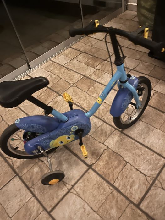 Vând bicicletă pentru copii, potrivită pentru vârsta de 3–4 ani.