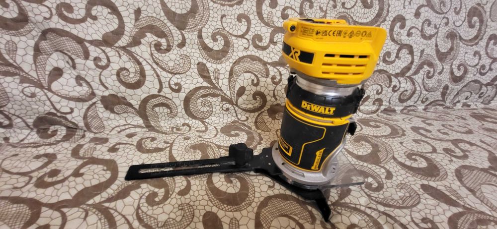 Masina de frezat DeWalt DCW600, compatibila 18V XR, brushless, 8mm fuctionala fara acumulator