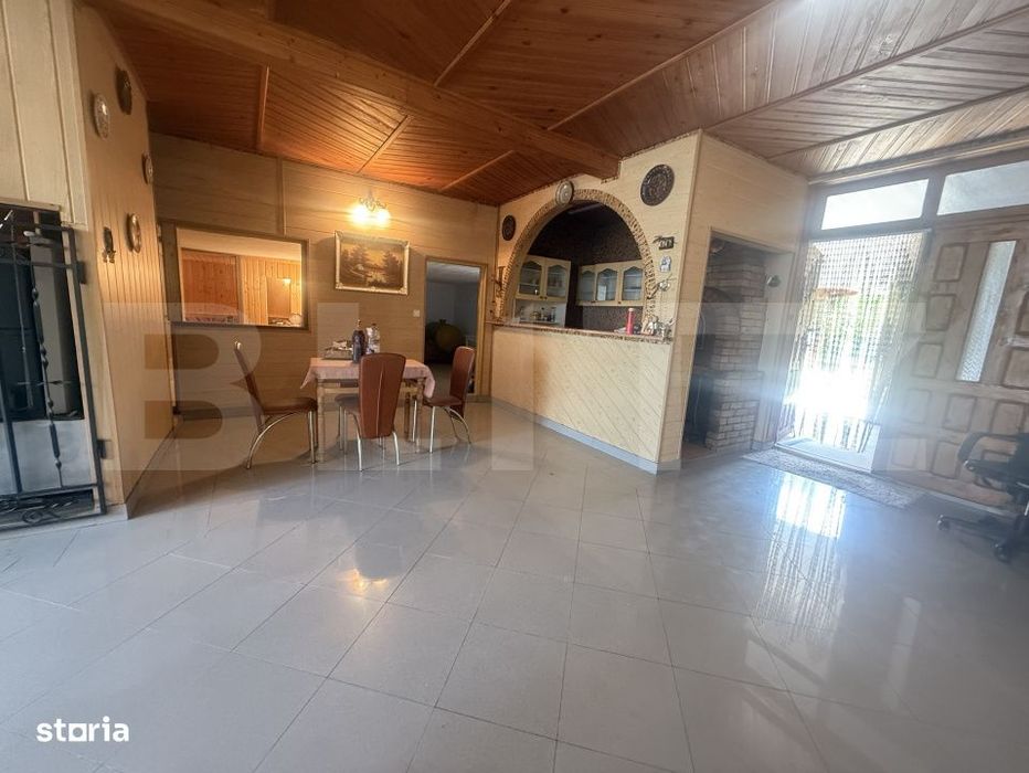 Casa spatioasa, 294 mp, 1.692 mp teren, garaj, terasa si gradina – V