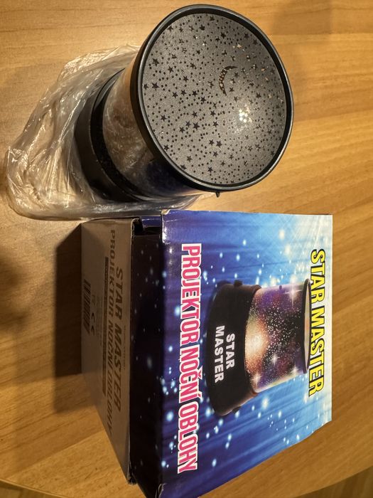 Proiector de stele pe ravan