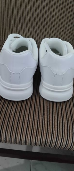 Бели маратонки с камъчета