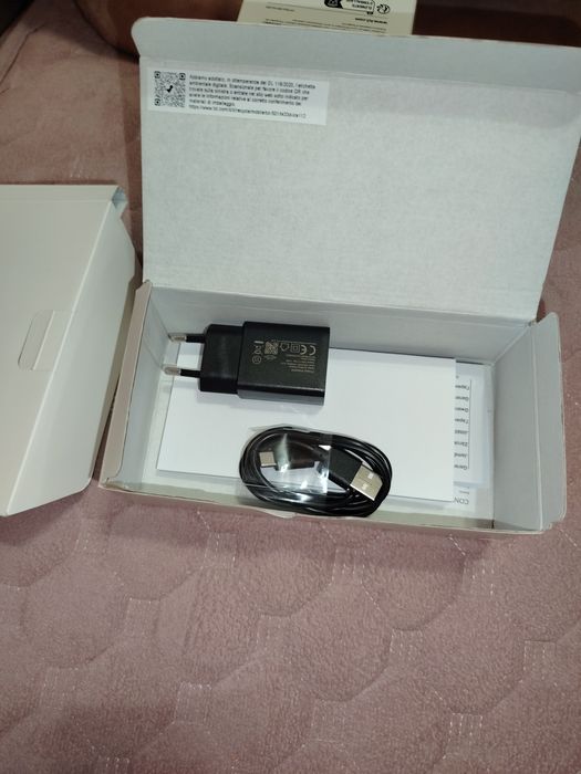 Telefon TCL nou nouț