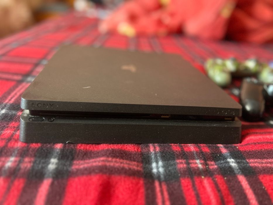 PS4 с два джойстика и шест игри