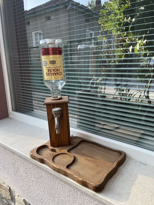 Диспенсър за алкохол с плато за мезета