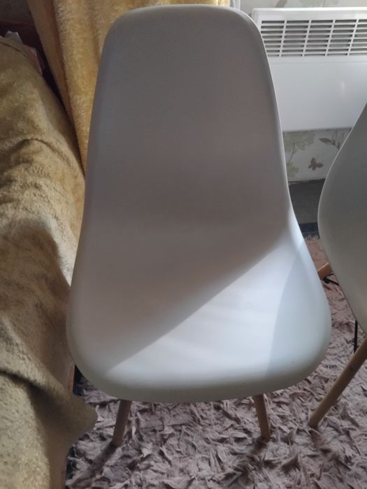 Бели столове запазени