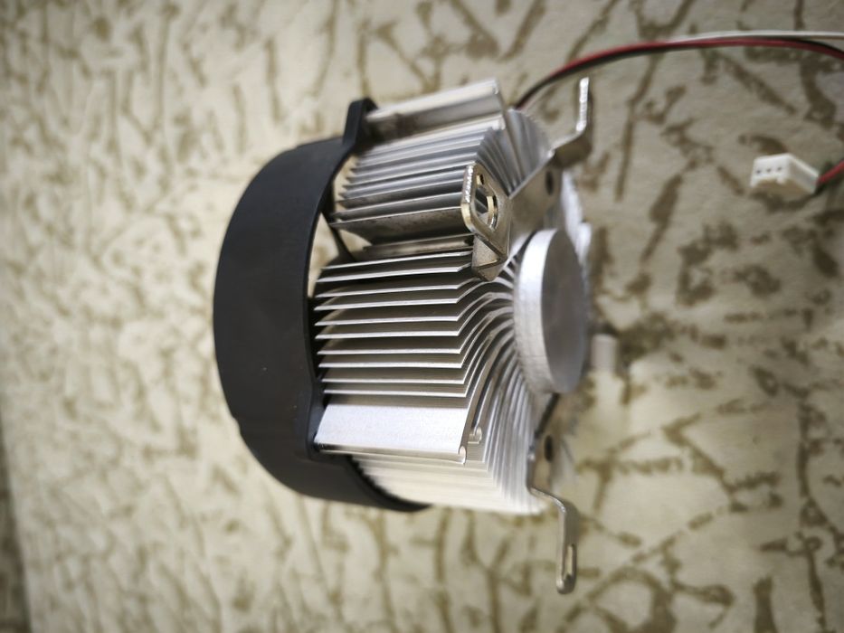 Процессор Core i3, видеокарта 1ГБ, память 1+2ГБ, кулер