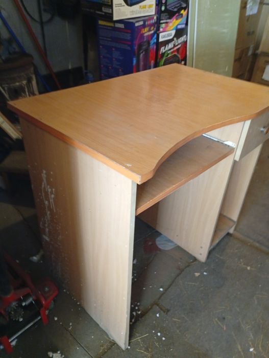 Продам компьютерный столик для школьника продам.