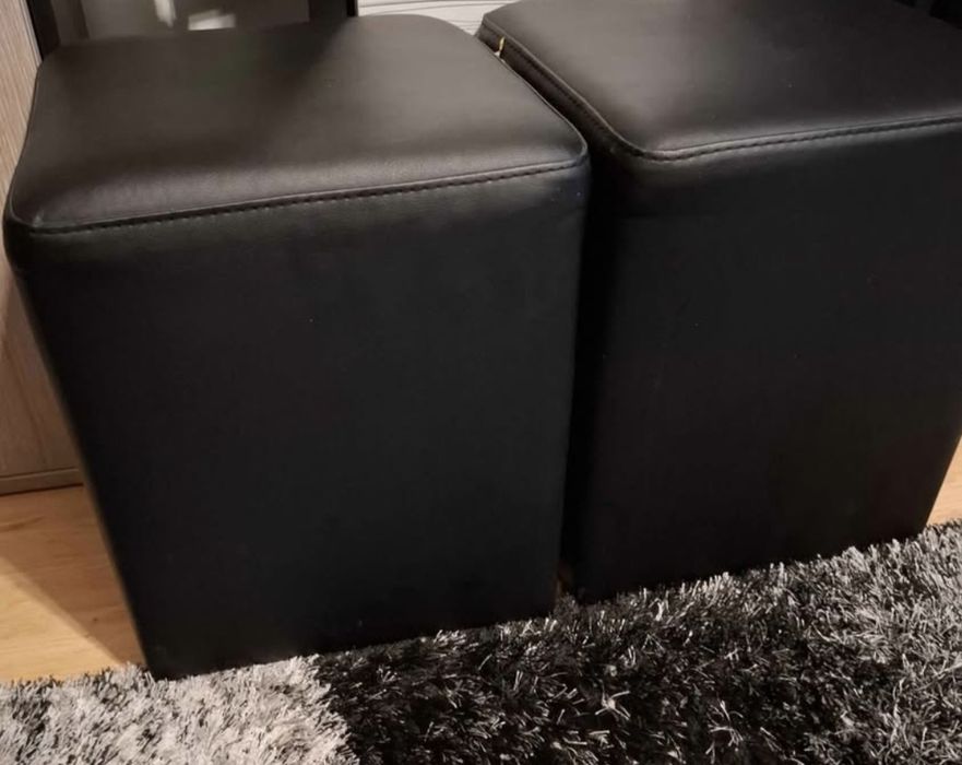 Стабилна маса с две кожени табуретки