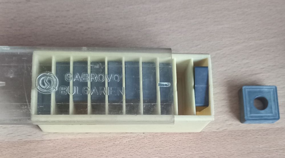 Сменяема твърдосплавна пластина . С триъгълна форма – и квадратна