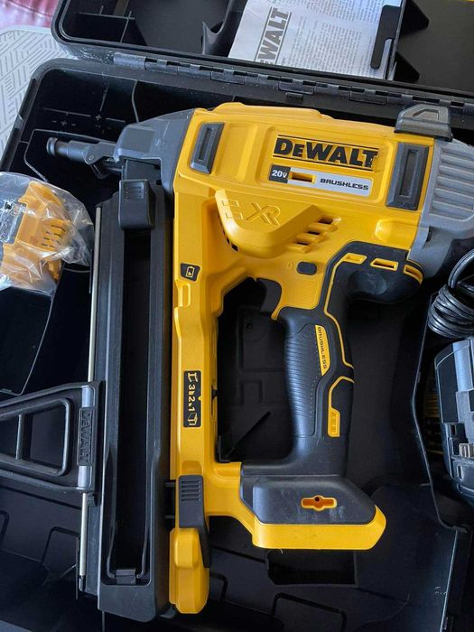 Акумулаторен такер за бетон DeWALT DCN890N