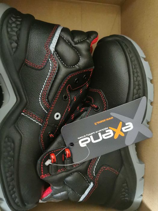 Vand bocanci noi cu cutie de la Exena exclusive safety shoes
