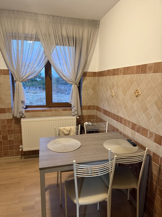 Inchiriez garsoniera  cu loc de parcare privat