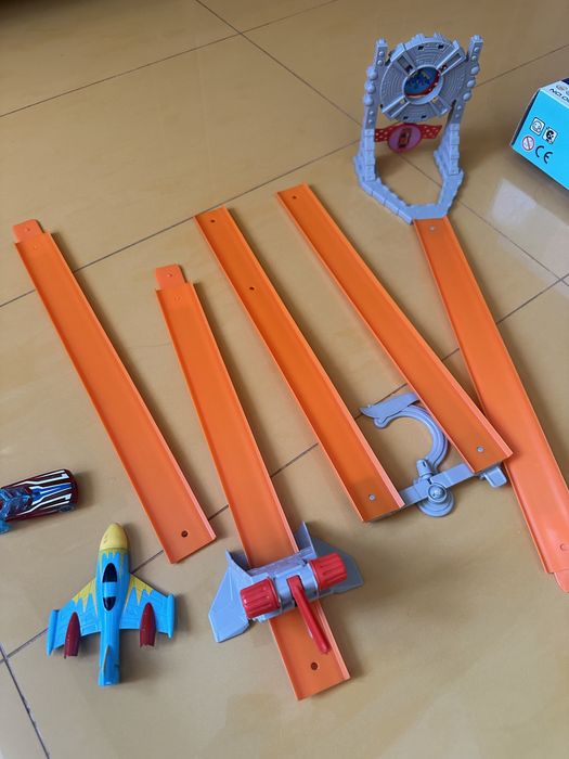 Играчки за момчета: писта hot wheels, джипове, боксова круша, пушка