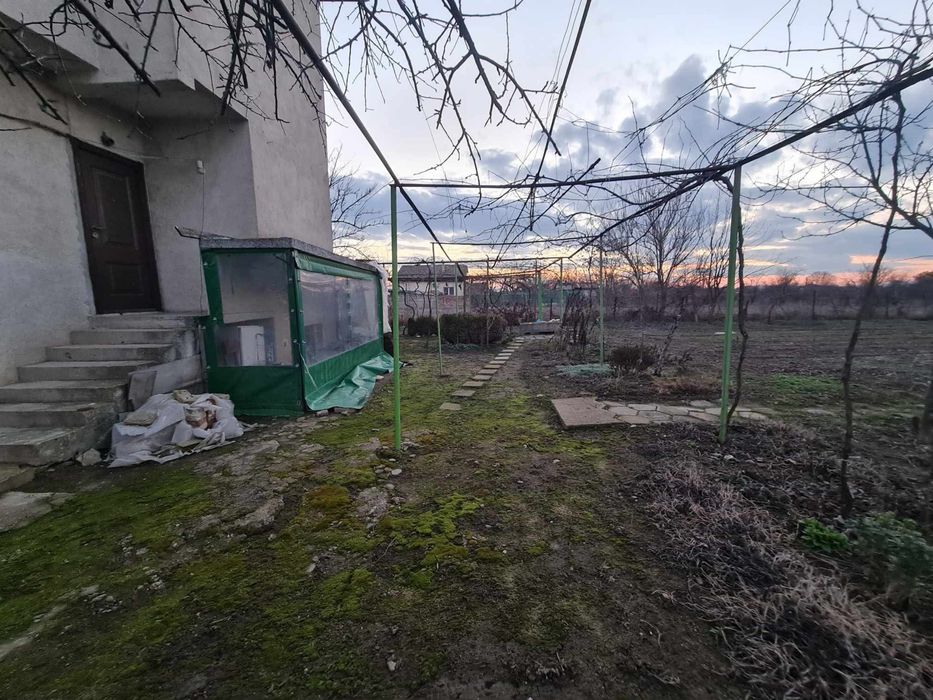 Къща с двор с. Неделево