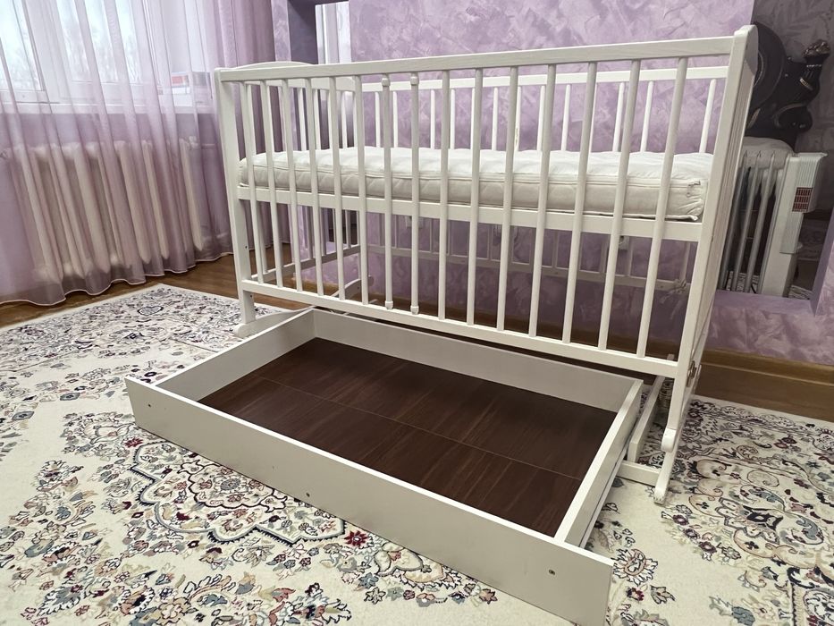 Кроватка детская деревянная
