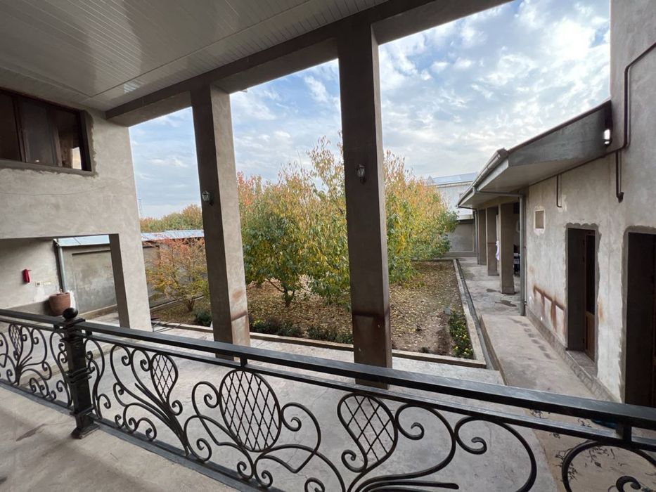 Кибрай марказий уй сотилади