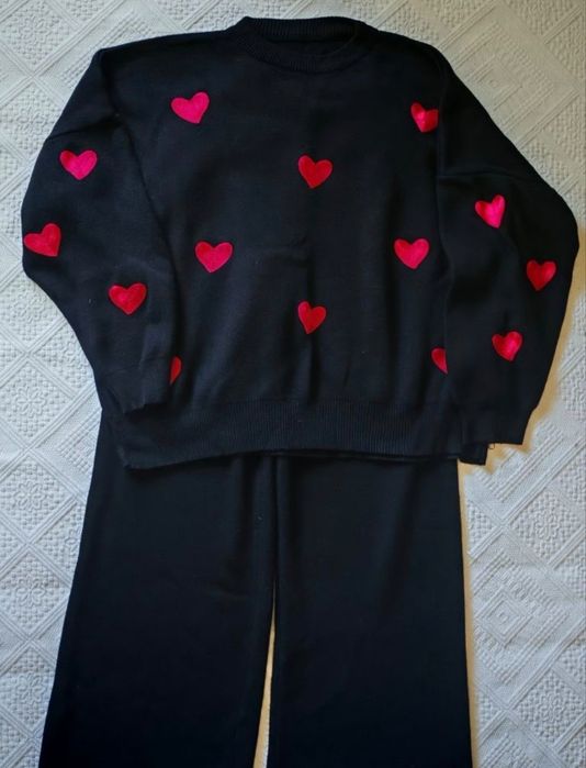 Trening, mărime universala,, format din pantalon și bluza, impecabil.