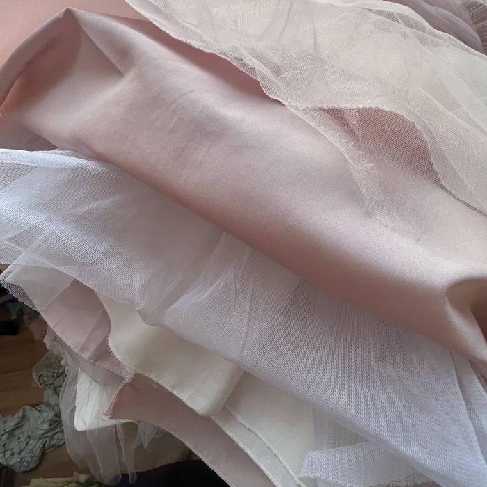 продам детское платья бальное платье и обычное