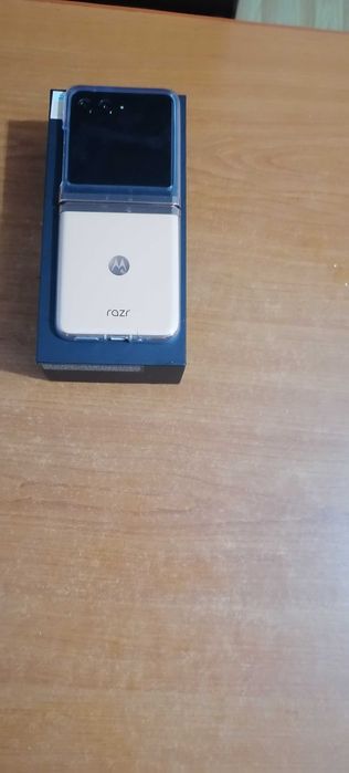Razr 40 ultra ultra peach 256 și 8 gb nou cu garanție