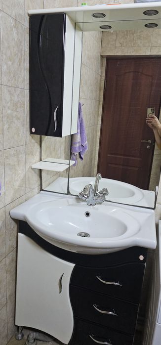 Тумба с раковиной и зеркалом