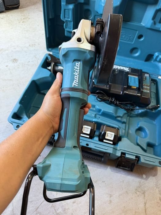 Makita DGA900 230mm
