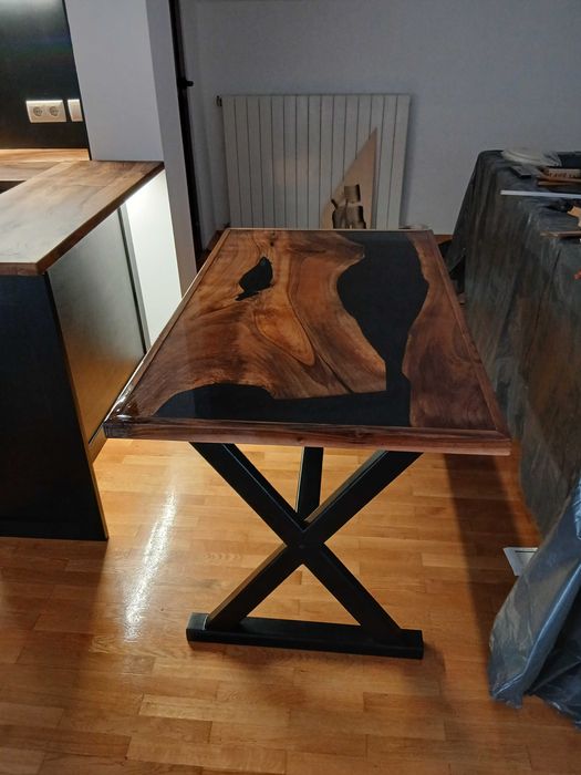 Орех - черна епоксидна речна маса