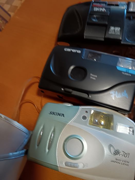 Фотокамери различни по марка и вид.