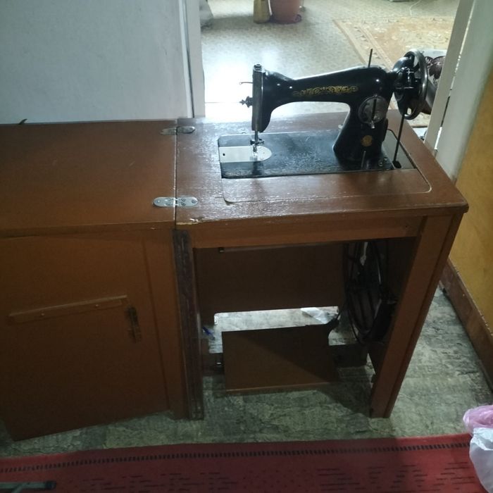 Ножная швейная машинка