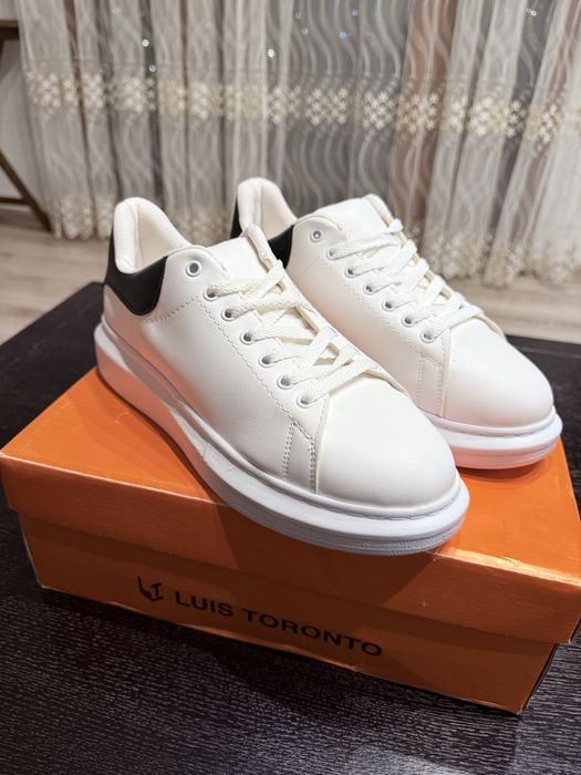 Бели черни кецове