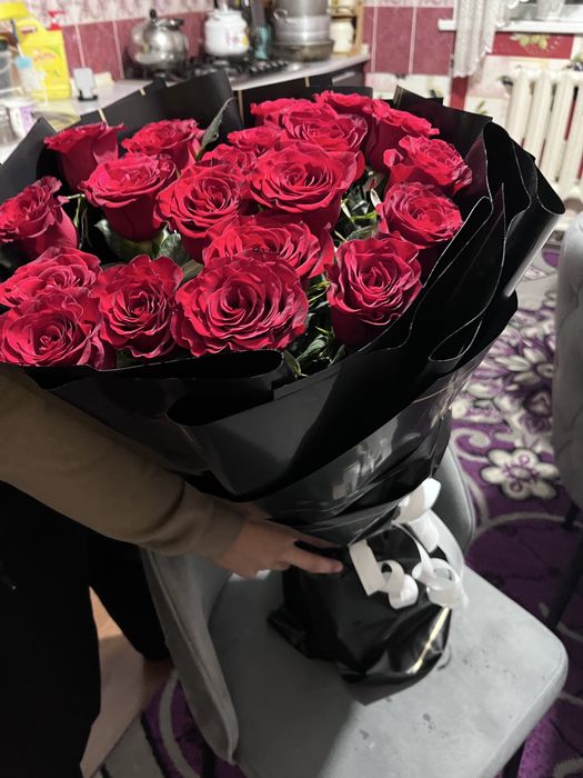 Красный роза, черный букет