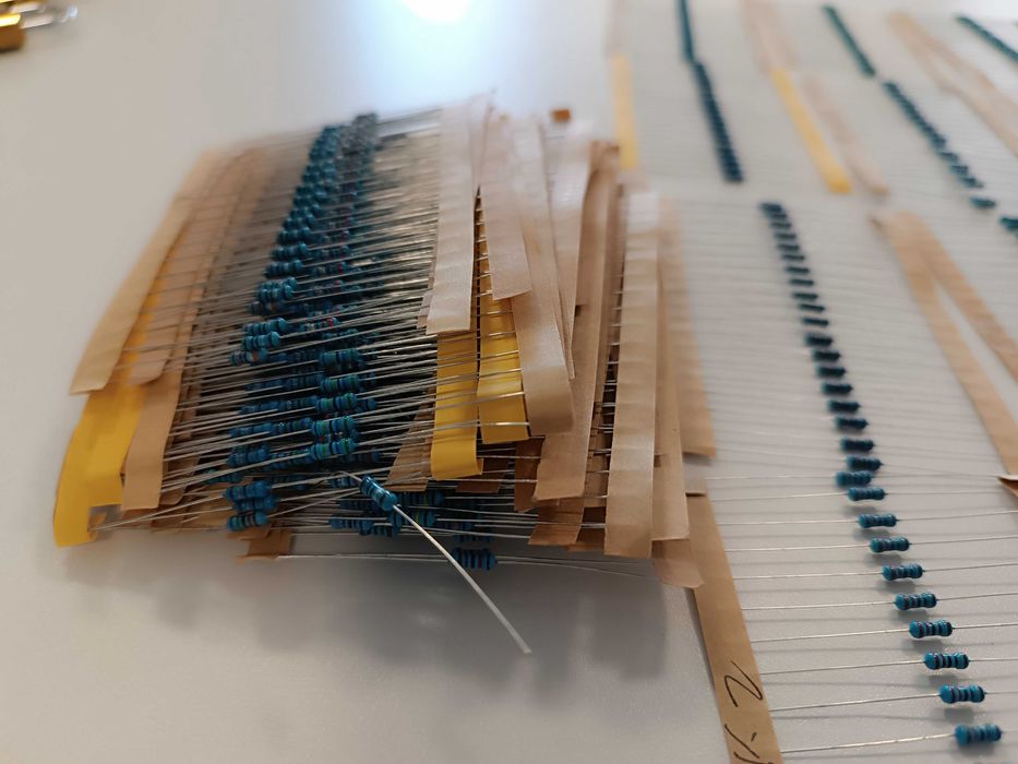 Set 1280 rezistori metalici 1/4W – 64 valori, 1%, 250V