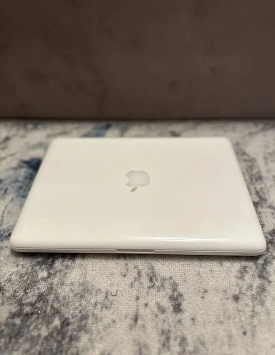MacBook srochna sotiladi