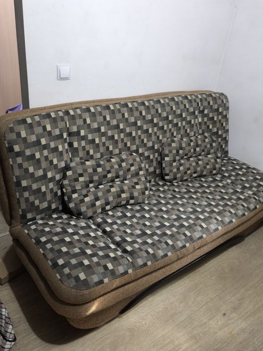 Продам удобный диван + 2 подушки