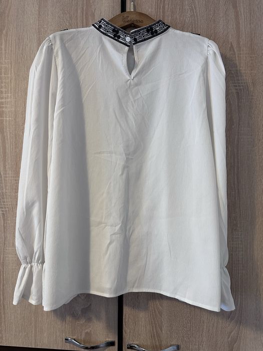 Bluza cu broderie neagra