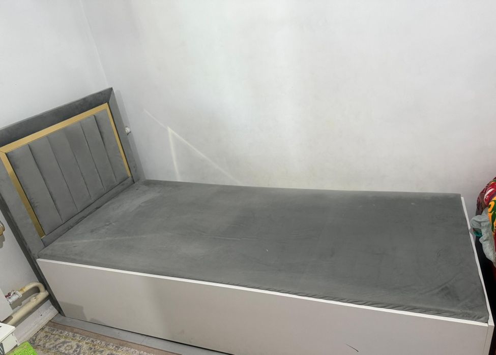 1 адамдық спальный диван сатылады. Бағасы 40мың теңге. Келісім бар.