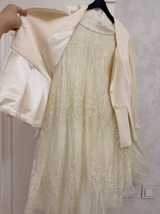 Белый пиджак с юбкой