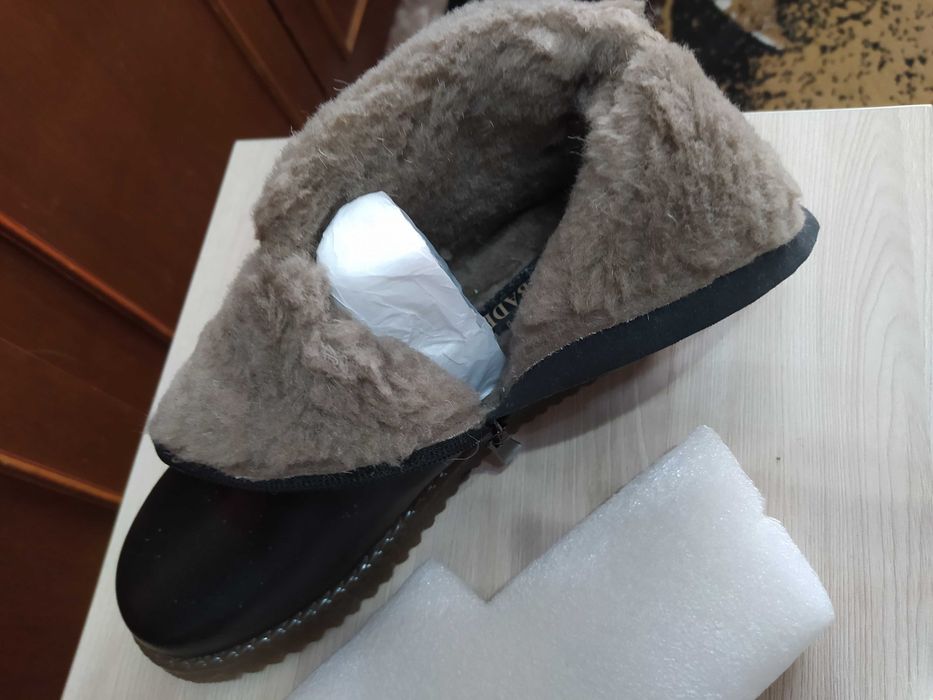 ПРОДАМ : 2 Пальто, куртка, ботинки.