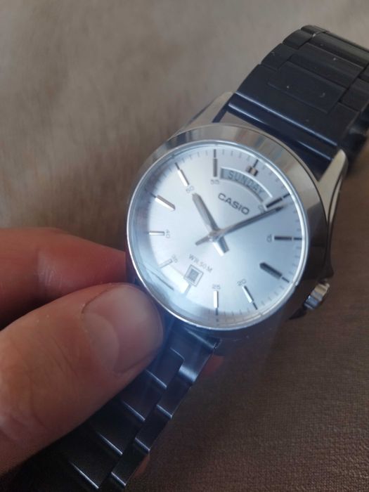 Часовник CASIO MTP-1370, с драскотина по стъклото