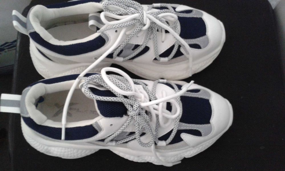 Кроссовки светлые продам