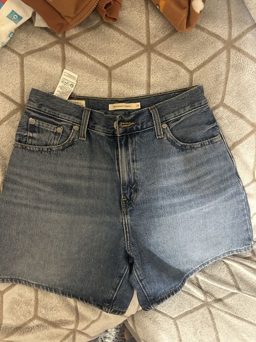 късото ново състояние на Levi's