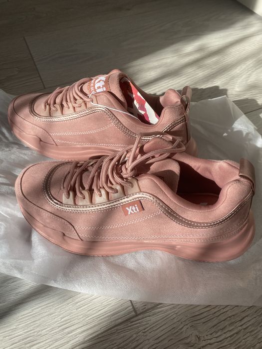 Кроссовки женские