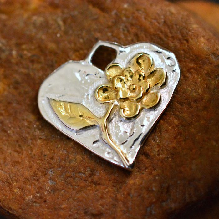 Талисман за любов и надеждност – сребърен медальон 925 сърце с цвете.