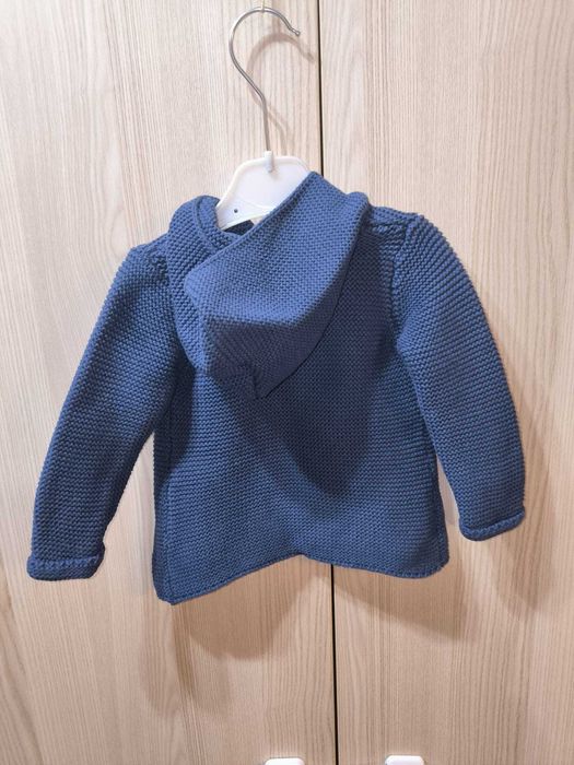 Cardigan cu 2 nasturi si gluga, crosetat – mărimea 9-12 luni, nouă