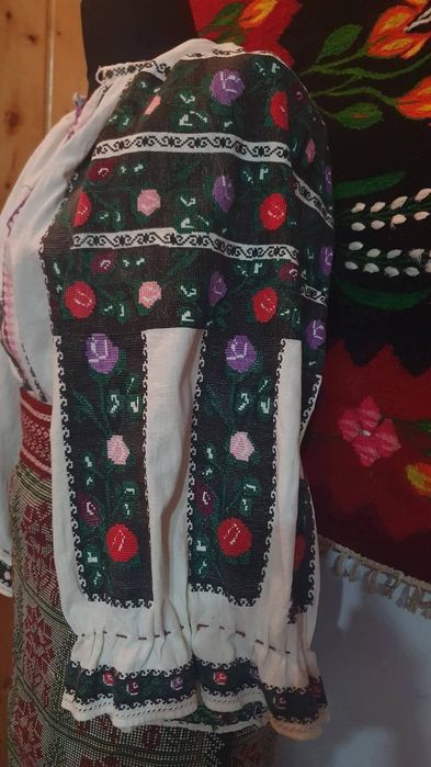 REDUCERE 25%! Costum popular (Ie/camasa cu poale, fota/catrinta)