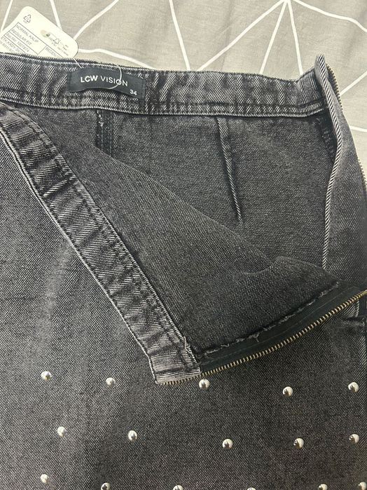 Къса черна дънкова пола с капси